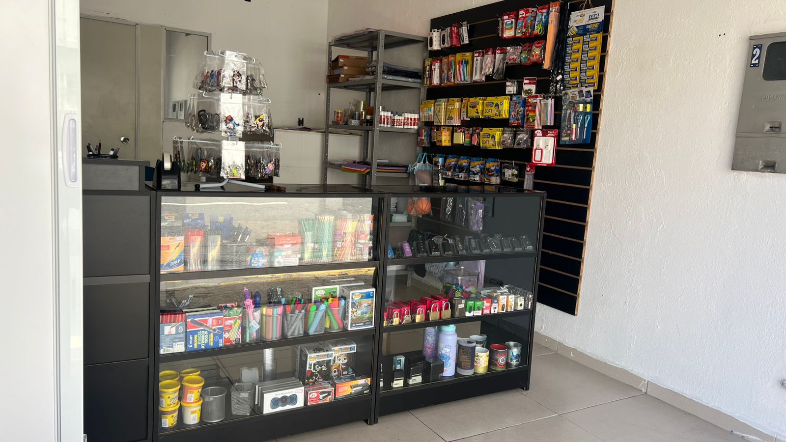 Interior da Papelaria Golden - Produtos Variados