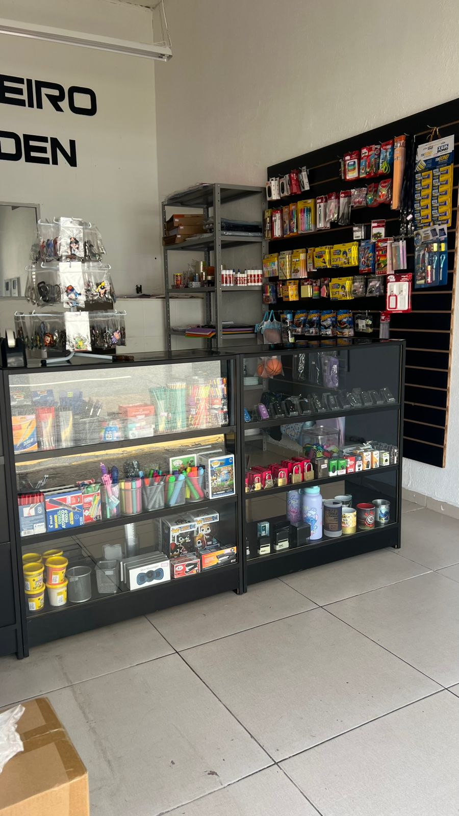 Interior da Papelaria Golden - Área de Produtos